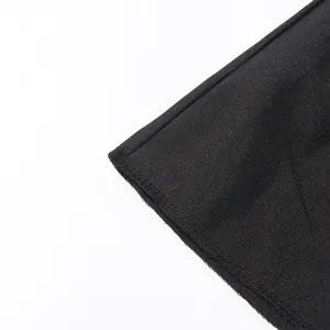 Κοντινό πλάνο του μαύρου υφάσματος και των επαγγελματικών ραφών στη φούστα