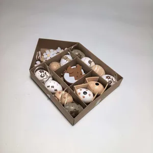 Vista dettagliata di uova di Pasqua decorative in una scatola di carta a forma di casa