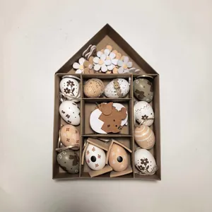 Set regalo di uova di Pasqua in una scatola display a forma di casa con decorazioni