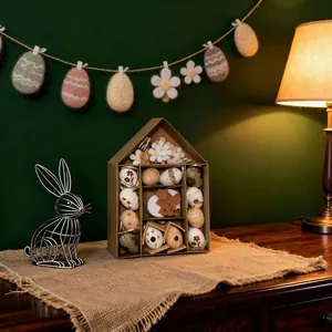 Incantevole confezione regalo casa di Pasqua con uova decorate e fiori di feltro