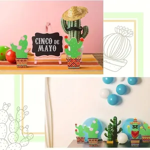 Decoraciones de fiesta de cactus para el Cinco de Mayo y globos dispuestos en una mesa.