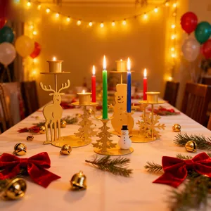 Detailansicht goldener Kerzenständer aus Eisen für Weihnachten auf festlichem Tisch