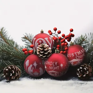 Primer plano de bolas de Navidad rojas con escenas del nacimiento sobre fondo de pinos