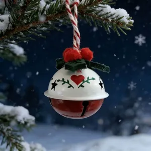 Detailansicht einer rustikalen rot-weißen Weihnachtsglocke an einem verschneiten Zweig.