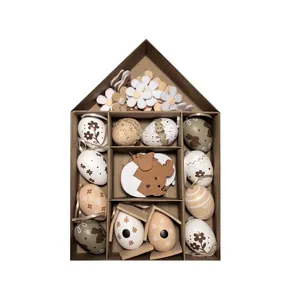 Set regalo di uova di Pasqua in una scatola di legno a forma di casa decorata