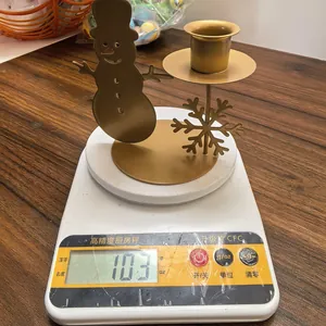 Detailansicht eines goldenen Weihnachts-Schneemann-Kerzenhalters mit einem Gewicht von 103g.