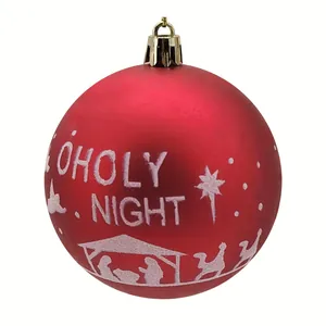 Primer plano de bola de Navidad roja mate con estampado de natividad O Holy Night.