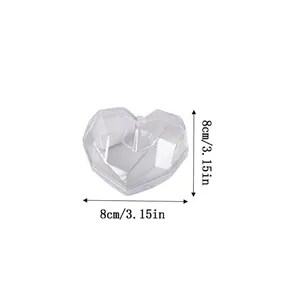 Vista macro dettagliata dell'ornamento a cuore trasparente con misure di 8 cm