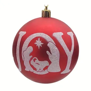 Primer plano de bola de Navidad roja con diseño de pesebre blanco Joy
