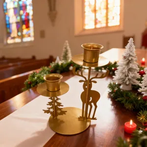 Goldener Weihnachts-Kerzenhalter mit Rentier- und Baum-Silhouetten für festliche Tischdeko
