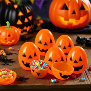 Primo piano di contenitori per uova a zucca arancione con caramelle per Halloween