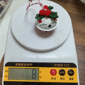 Nahaufnahme des 8g schweren Weihnachtsglocken-Ornaments zur genauen Gewichtsprüfung.