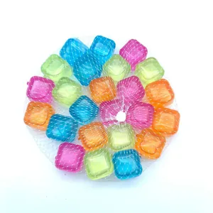 Gros plan de 24 glaçons réutilisables en plastique coloré dans un sac en filet