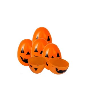 Primo piano di uova di plastica arancioni a forma di zucca per caramelle di Halloween