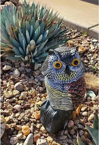 Realistische Eulen-Attrappe für den Garten zur Vogelabwehr mit drehbarem Kopf.