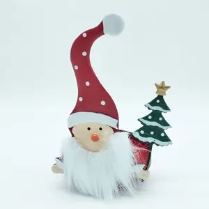 Vue détaillée d'un bougeoir en forme de gnome de Noël rouge avec un petit sapin