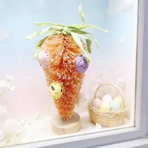 Détail de décoration carotte de Pâques en sisal orange avec mini œufs tachetés colorés