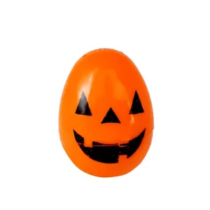 Vista dettagliata di un uovo di plastica zucca di Halloween arancione per caramelle e regali.