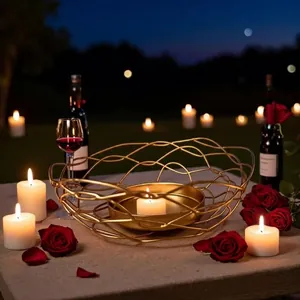 Elegante portacandele in filo intrecciato dorato in una romantica scena notturna con rose.