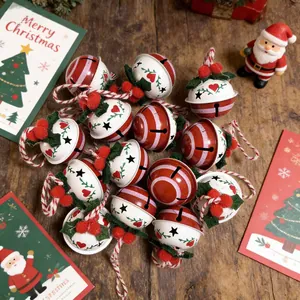 Set de campanas navideñas de metal en rojo y blanco con acebo y colgadores