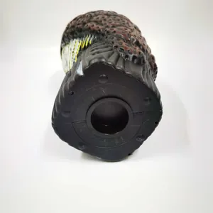 Nahaufnahme der hohlen Basis einer realistischen Eulenattrappe zur Vogelabwehr im Garten
