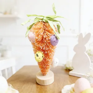 Vue détaillée d'une carotte en sisal orange avec des œufs de Pâques tachetés décoratifs