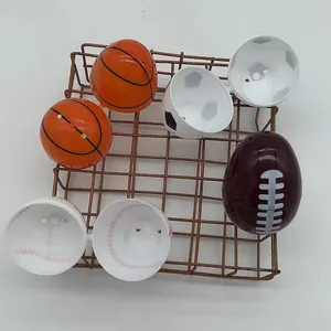 Vista detallada de huevos de Pascua deportivos que se abren con motivos de baloncesto