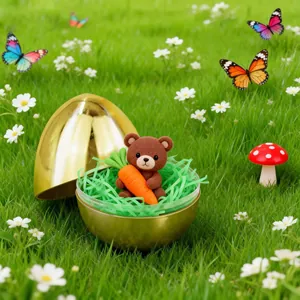 Primer plano de un huevo de Pascua dorado de 25 cm abierto con un osito de peluche