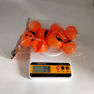 Vista dettagliata che mostra il peso di 34 g di una confezione di uova sorpresa zucca