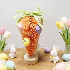 Vue détaillée d'une décoration de carotte de Pâques ornée d'œufs tachetés colorés