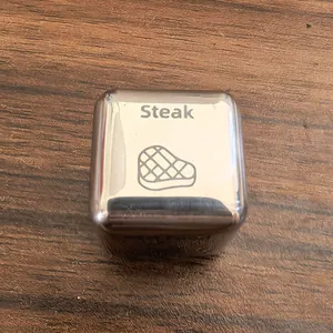 Makroansicht des Entscheidungs-Essenswürfels aus Edelstahl mit Steak-Gravur