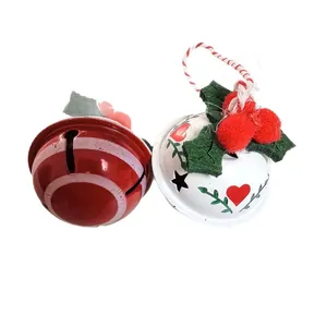 Cascabeles navideños festivos de metal rojos y blancos con adornos de acebo y bayas
