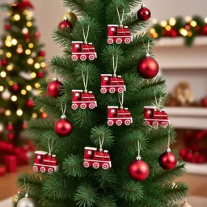 Detail von roten galvanisierten Zug-Ornamenten an einem geschmückten Weihnachtsbaum