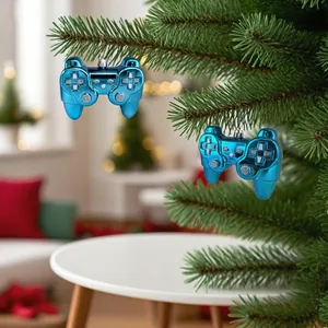 Primo piano di ornamenti a forma di controller blu appesi a un verde albero di Natale