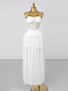 Elegantes weißes Spitzenkorsett-Top und Set mit plissiertem Maxirock für Damen