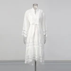 Détail d'une robe en dentelle vintage blanche française avec mesh et motifs floraux