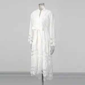 Robe élégante en dentelle blanche vintage française avec tulle floral et lien à la taille.