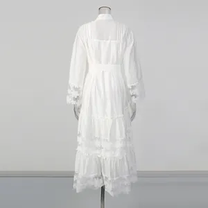 Vue arrière détaillée d'une robe longue en dentelle blanche vintage avec volants et tulle