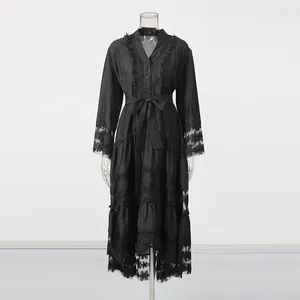 Robe élégante en dentelle vintage noire avec patchwork en résille et ourlet à volants.