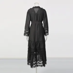 Vue arrière élégante d'une robe longue en dentelle noire vintage avec volants et mesh