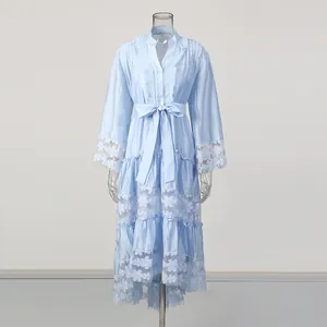 Gros plan sur la robe longue en dentelle bleu clair avec empiècements en résille florale