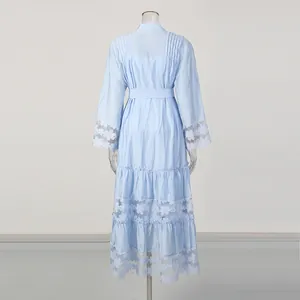 Vue arrière d'une élégante robe longue en dentelle rétro française bleu clair à volants