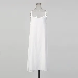 Élégante robe longue blanche sans manches présentée sur un mannequin transparent