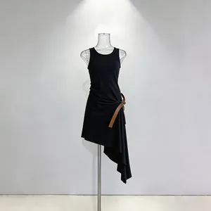 Λεπτομερής όψη μαύρου αμάνικου ασύμμετρου φορέματος με καφέ ζώνη και σούρες.