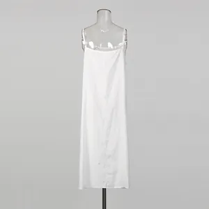 Vue complète d'une robe nuisette blanche minimaliste présentée sur un mannequin transparent