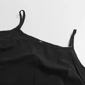 Détail des bretelles réglables et du décolleté d'une robe d'été noire pour femme.