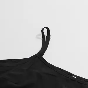 Vue détaillée de la boucle réglable et de la bandoulière d'une robe vintage noire chic