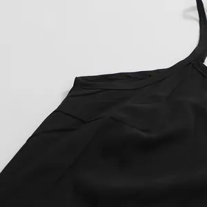 Vue détaillée de l'encolure et des finitions soignées d'une robe noire en dentelle vintage