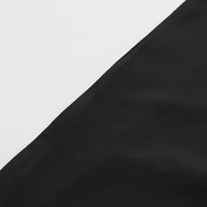 Gros plan sur la texture lisse du tissu noir pour la robe vintage française en dentelle.