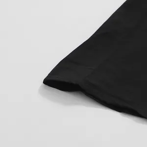Gros plan sur les coutures de haute qualité de l'ourlet de cette robe noire vintage